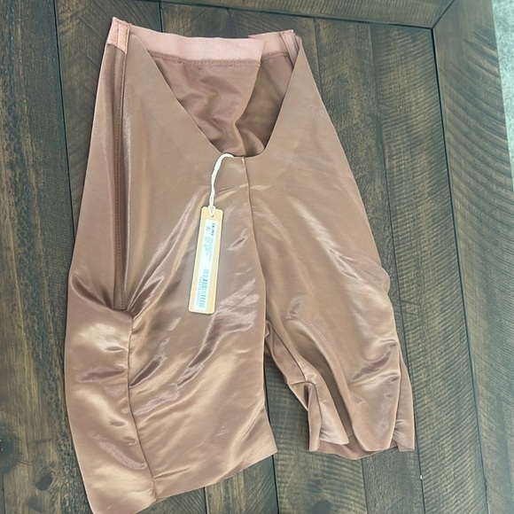 Skims Barely There Shapewear Low Back Shorts - Picture 3 of 5